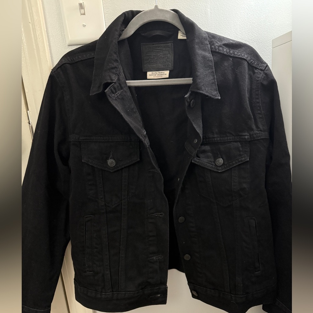 Black Levi's denim jacket - never worn! Size medium!